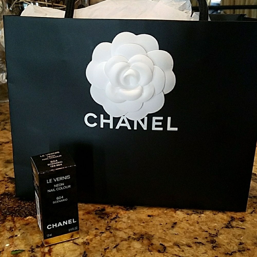 💅CHANEL Neon Nail Colour (BAG NOT INCLUDED)